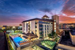 Bazén v ubytování Buri Sriphu Hotel nebo v jeho okolí