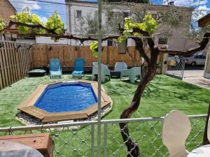 basen w ogrodzie z krzesłami i drzewem w obiekcie Maison charmante à Monteux avec jardin et équipements complets w mieście Monteux