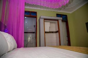 Postel nebo postele na pokoji v ubytování Vienna Hotel Kasese