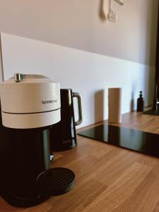 a coffee maker sitting on top of a counter at Moderne City Wohnung - stylisch und schick mit 2 Schlafzimmern auf 100qm in Schwäbisch Hall