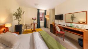 a hotel room with a bed and a desk at B&B Ciao Bella in Veli Lošinj