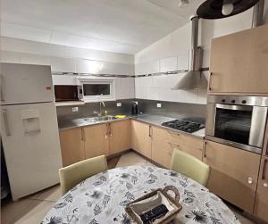 une cuisine avec une table et un panier dans l'établissement La Bisalta, à Río Grande 4 autres photos