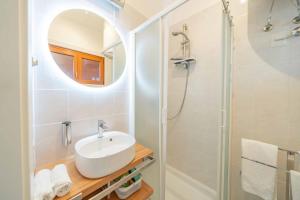 Il Nido Belmonte - Lakeview في Brezzo: حمام مع حوض ودش