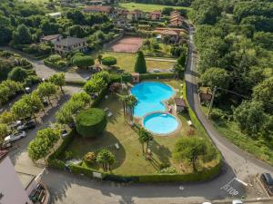 Il Nido Belmonte - Lakeview في Brezzo: اطلالة جوية على العقارات مع مسبح