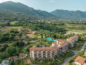 Il Nido Belmonte - Lakeview في Brezzo: اطلالة جوية على منتجع فيه جبال في الخلفية