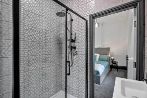 a bathroom with a shower and a bedroom with a bed at Cozy 2BR Apartment - Free Parking - Equipped Kitchen in Birmingham +18 photos