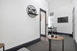 a living room with a table and a mirror at Cozy 2BR Apartment - Free Parking - Equipped Kitchen in Birmingham