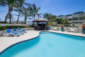 Bazén v ubytování Chateau Royale Beach Resort Maroochydore Sunshine Coast nebo v jeho okolí