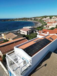 un grupo de paneles solares en el techo de un edificio en Panoramic Apartments, en Portoscuso