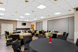 Khu vực hỗ trợ khách đi công tác/phòng hội thảo tại Comfort Inn & Suites Prince George - Fort Lee +52 ảnh