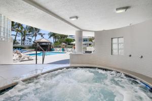 Bazén v ubytování Chateau Royale Beach Resort Maroochydore Sunshine Coast nebo v jeho okolí