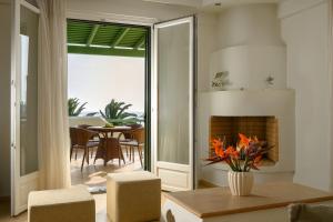 Гостиная зона в Finikas Hotel