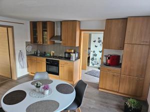 Η κουζίνα ή μικρή κουζίνα στο Leas Ferienwohnung +10 φωτογραφίες