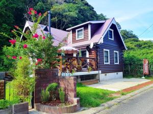 a wooden house with a porch and a fence at ALL SEASON RESORT No2 Torino Saezuri in Chōjamachi