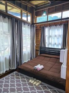 Ένα ή περισσότερα κρεβάτια σε δωμάτιο στο Lhonglao Homestay หลงเราโฮมสเตย์