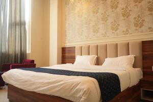 Hotel JMS Grand客房内的一张或多张床位