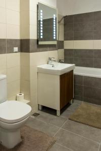 A bathroom at Studio R by MRG Apartments