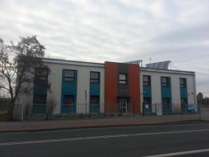 弗沃茨瓦韦克Arsenał Kwatery的街道边的一栋建筑