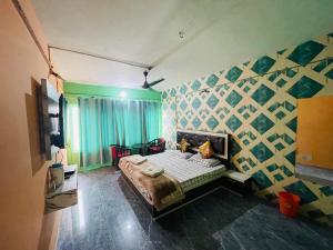una camera da letto con un letto in una stanza con pareti verdi di New Sahil a Srinagar