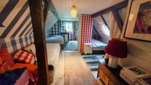 mały pokój z łóżkiem i kanapą w obiekcie Almhütte w mieście Ferlach