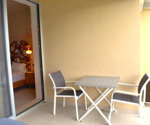 a table and chairs in a room with a bedroom at Asteria in Katastárion