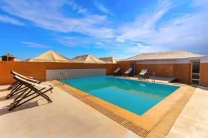 المسبح في Royal Jaisalmer Resort with Swimming Pool أو بالجوار