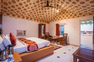 سرير أو أسرّة في غرفة في Royal Jaisalmer Resort with Swimming Pool