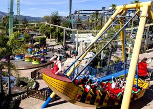eine Gruppe von Menschen, die auf einer Achterbahn in einem Vergnügungspark reiten in der Unterkunft Hotel Magic Games 4 in Oropesa del Mar
