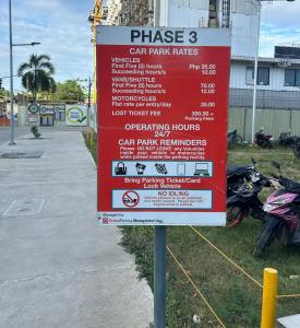 宿务Cozy Condo at Avida Tower 4, IT Park Cebu的街道上的停车收费标志