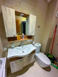 A bathroom at Luxurious Scandinavian-style, pool & play area
