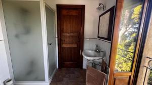 a small bathroom with a sink and a mirror at Villa Boccolini Appartamento in Sirolo
