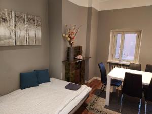 Rúm í herbergi á Stylish home with stunning views of the railway square 74m2