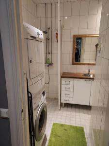 Baðherbergi á Stylish home with stunning views of the railway square 74m2