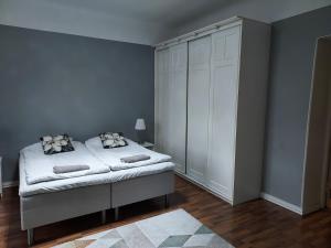 Rúm í herbergi á Stylish home with stunning views of the railway square 74m2