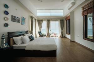 Postel nebo postele na pokoji v ubytování Mermaid's Whisper Beach Villa by EWA Properties + 1 fotografie