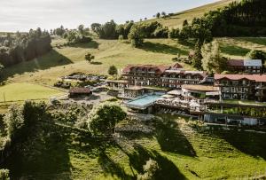 - une vue aérienne sur un complexe situé sur une colline dans l'établissement Bergkristall - Mein Resort im Allgäu, à Oberstaufen