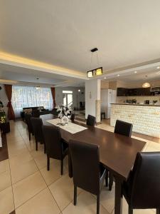 a large dining room with a table and chairs at Pensiunea Amarilis in Moieciu de Jos