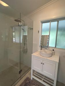 Ένα μπάνιο στο North Bank Cottage