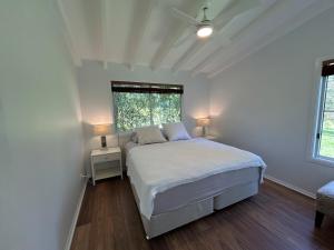 Ένα ή περισσότερα κρεβάτια σε δωμάτιο στο North Bank Cottage