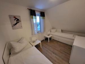 a small room with two beds and a couch at Haus am Berg - großes Haus mit Sauna für bis zu 10 Personen unweit vom Skihang in Kurort Oberwiesenthal