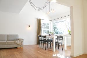 Una sala de estar con una mesa y sillas y un sofá. en Stylish Country House Happiness, en Geislingen
