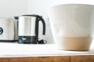 una taza de café en la parte superior de un mostrador en Stylish Country House Happiness, en Geislingen