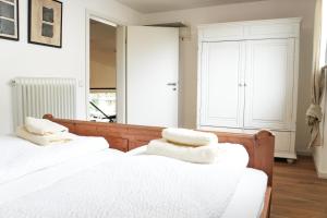 Un dormitorio con dos camas y un espejo. en Stylish Country House Happiness, en Geislingen