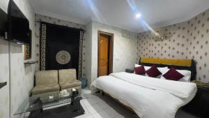 Postel nebo postele na pokoji v ubytování Hotel New Mid City Multan