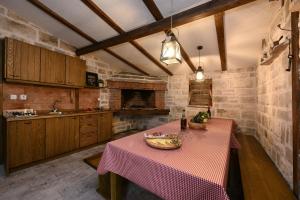 Kuchyňa alebo kuchynka v ubytovaní Villa LaVie ZadarVillas