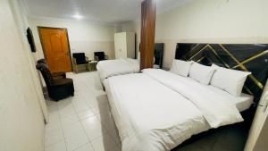 Postel nebo postele na pokoji v ubytování Hotel New Mid City Multan