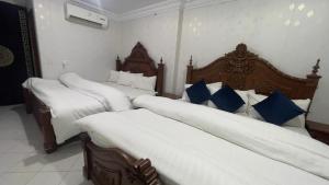 Postel nebo postele na pokoji v ubytování Hotel New Mid City Multan