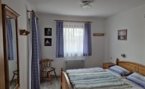 une chambre avec un lit et une fenêtre dans l'établissement Ferienhaus Nr 91, Kategorie Komfort, Feriendorf Hochbergle, Allgäu, à Karlsebene