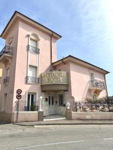 Budova, kde se hotel nachází