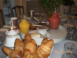 อาหารเช้าซึ่งให้บริการแก่ผู้เข้าพักที่ Chambres d'Hôtes Le Clos des Senteurs